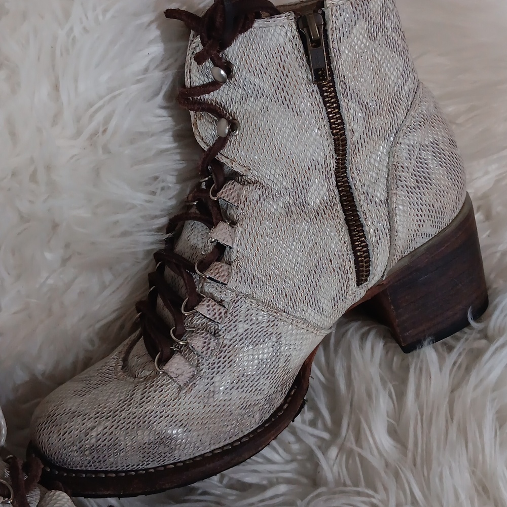 Boots, DEVIN, size 9, leather upper, leather lining,leather sole, made in Mexico